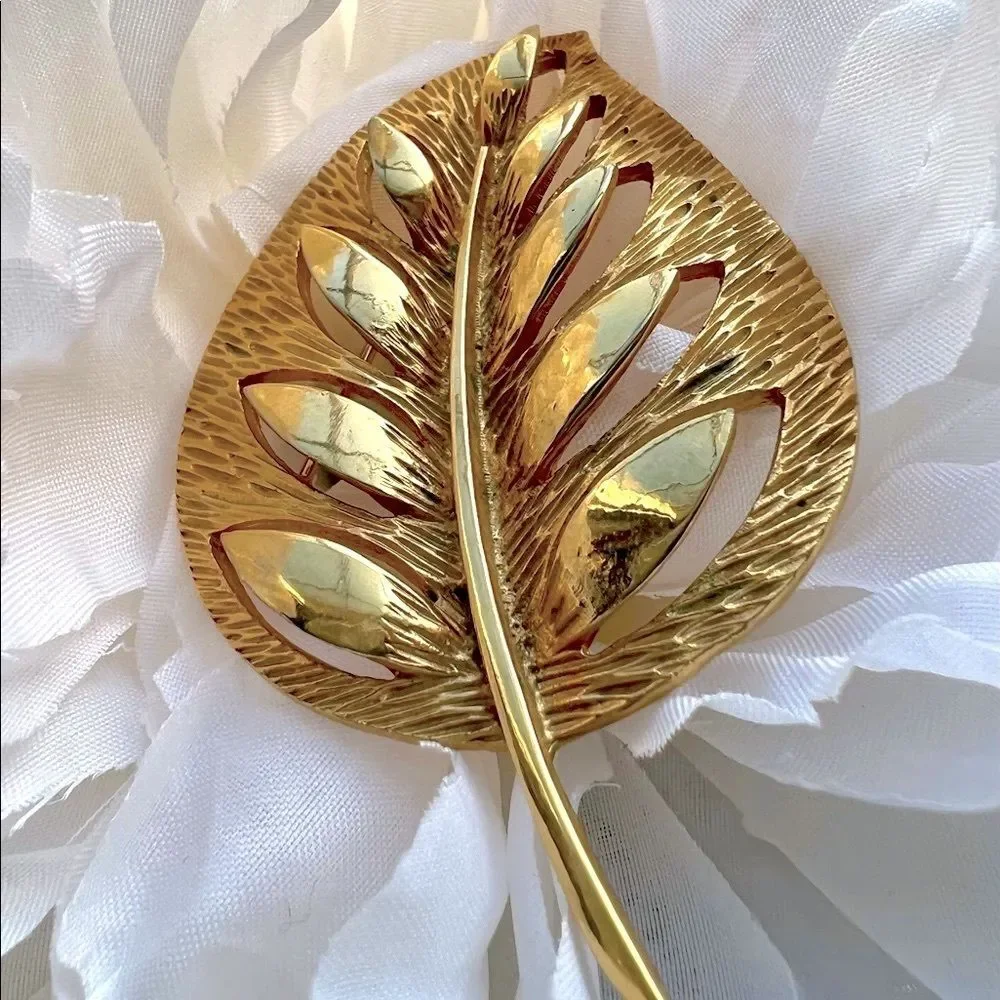 Vintage Retro Trending Leaf Gold Tone Brooch Pin Size 2.5”